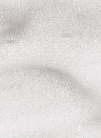 부드러운 흰색 거품이 가득한 장면으로, Solver 디쉬바의 뛰어난 세척력과 풍부한 거품을 상징함. 잔여 세제가 남지 않고 깨끗하게 씻기는 제품 특성을 잘 나타냄