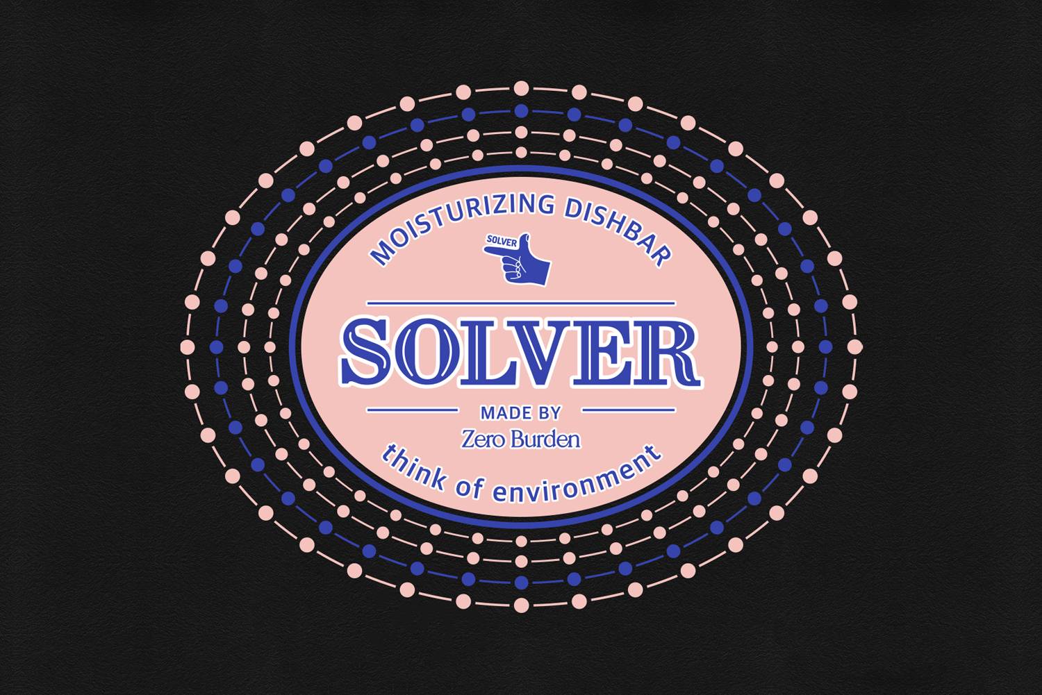 검은 배경 위에 Solver 디쉬바의 로고와 여러 도트 패턴이 원형으로 배열된 장면. 로고 주변을 둘러싼 도트 패턴은 집중도를 높이고 제품의 핵심 메시지를 시각적으로 강조하고 있음